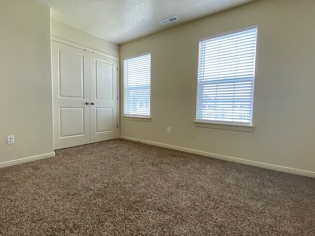 Building Photo - 2 Bed/1.5 Bath Townhouse in Provo