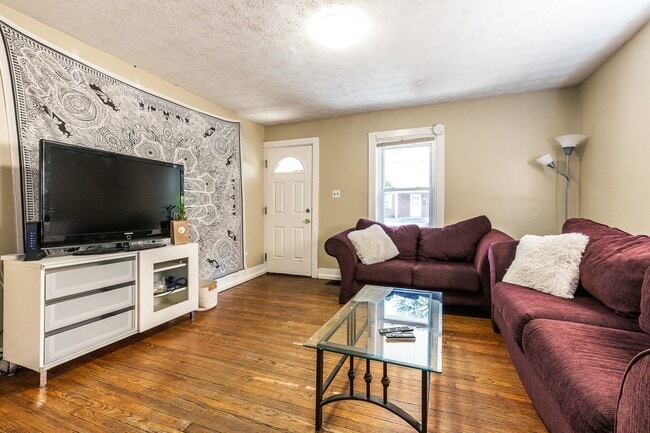 Building Photo - VIRTUAL SHOWINGS AVAILABLE - Great 4 Bedro...