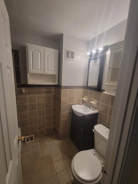 Building Photo - 9448 Lansford St