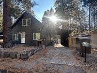 Building Photo - Quaint 3 Bedroom Home with Modern Upgrades...