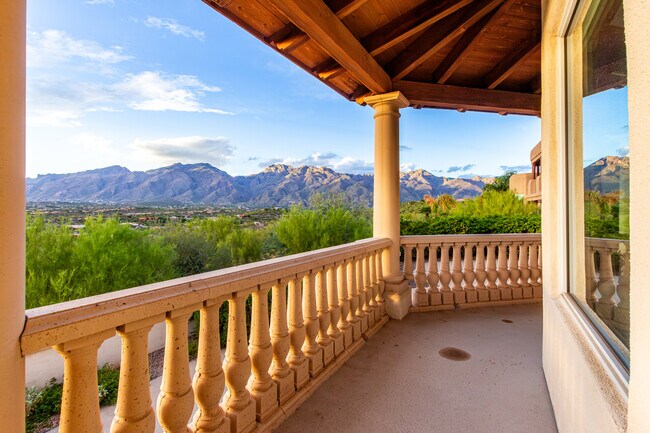 Catalina Foothills 4 bedroom 4 bath Home located in prestigious Canyon Ridge. 270-degree VIEWS! - 4667 N Rocky Crest Plz