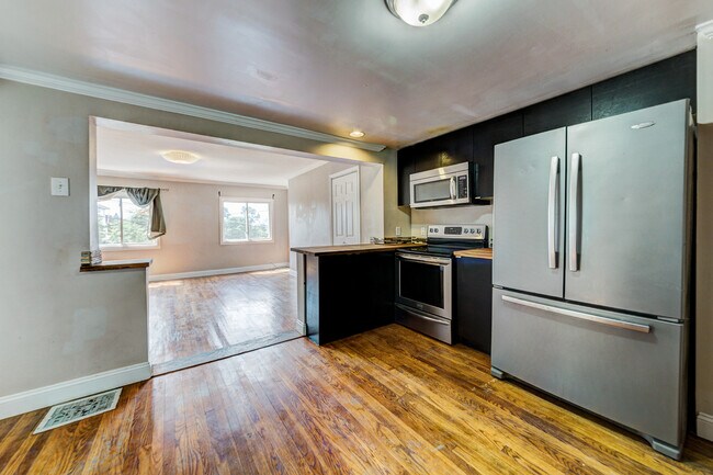 Building Photo - AVAILABLE AUGUST 2026 - Beautiful 3 Bedroom Home w/ OFF-STREET PARKING & Deck!