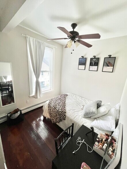 Building Photo - 717 Parker St