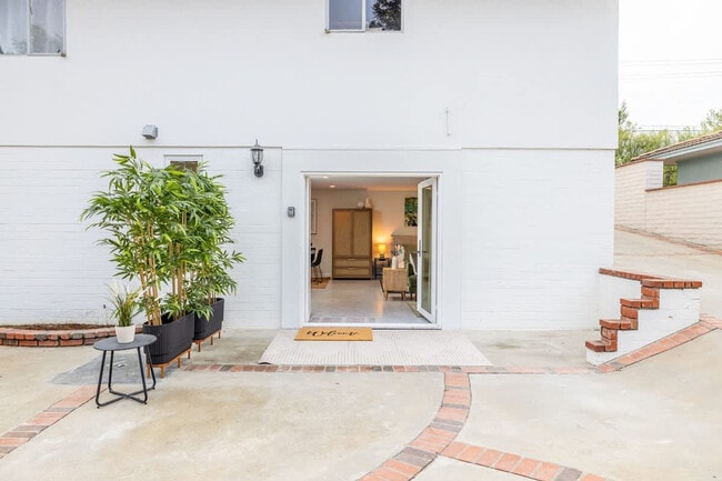 Building Photo - 4000 Highland Dr