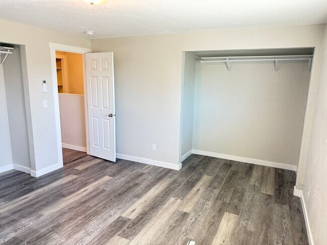 Building Photo - New 2 bed 1 1/2 bath duplex in Springfield!