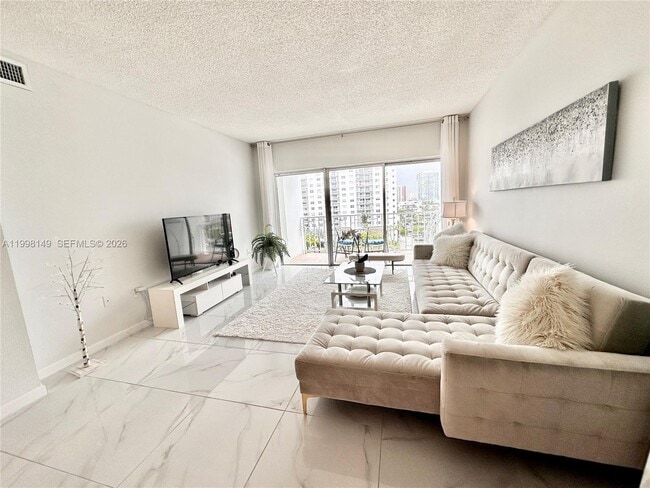 Building Photo - 500 Bayview Dr