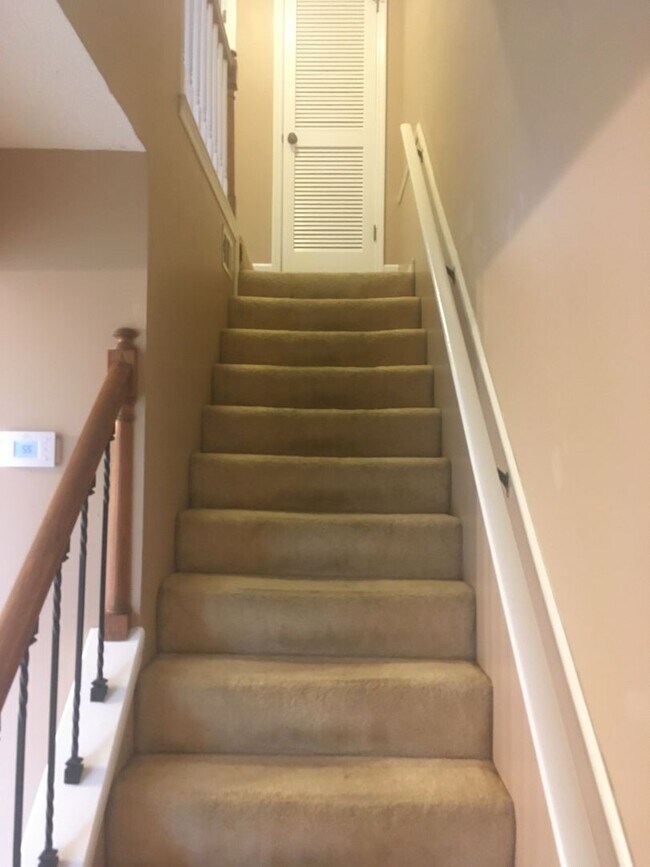 Building Photo - 2 BR 1.5 bath townhouse