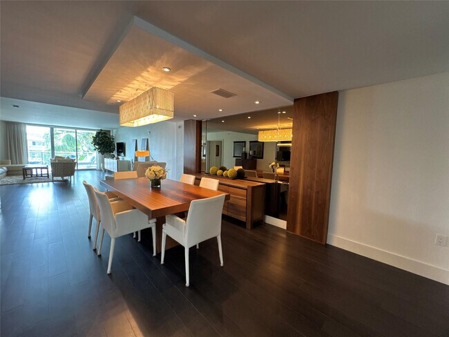 Building Photo - 9400 W Bay Harbor Dr