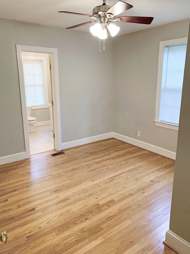Building Photo - Fenced in 4 bedroom home for 4 or 3 people!