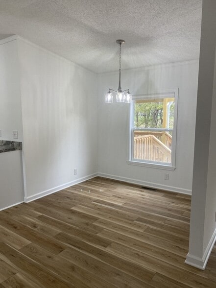 Building Photo - 404 Dorris Rd