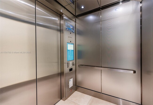 Building Photo - 540 Brickell Key Dr