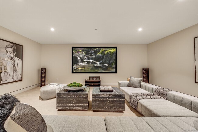 Building Photo - 8070 La Jolla Scenic Dr N