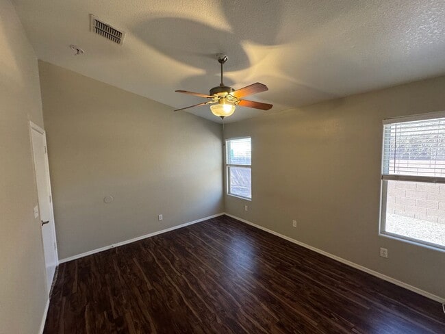 Building Photo - 3 Bedroom - 2 Bath - 1285 Sq. Ft.  - 2 Car Garage - Marana