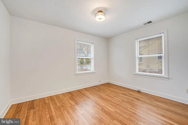 Building Photo - 2957 Strathmeade St