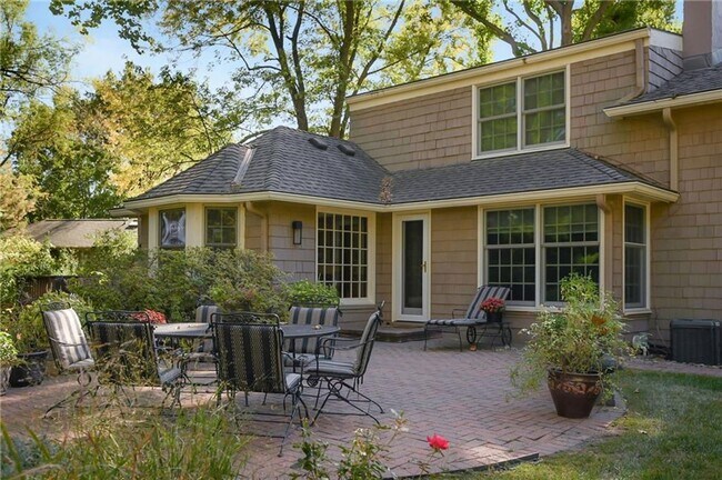 Building Photo - Rare lease opportunity in Leawood + Spacio...