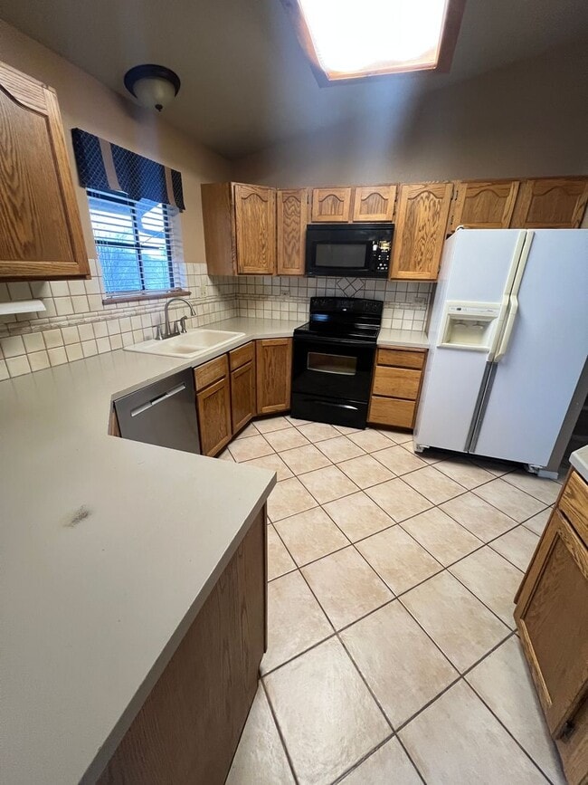 Building Photo - 3 Bedroom 3 Bathroom Highland area home.