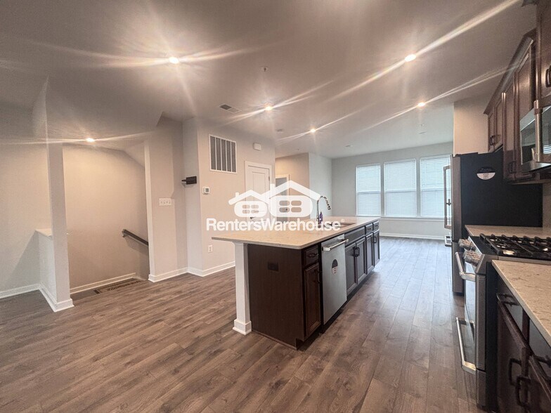 Building Photo - 2500 Emerald Branch Dr