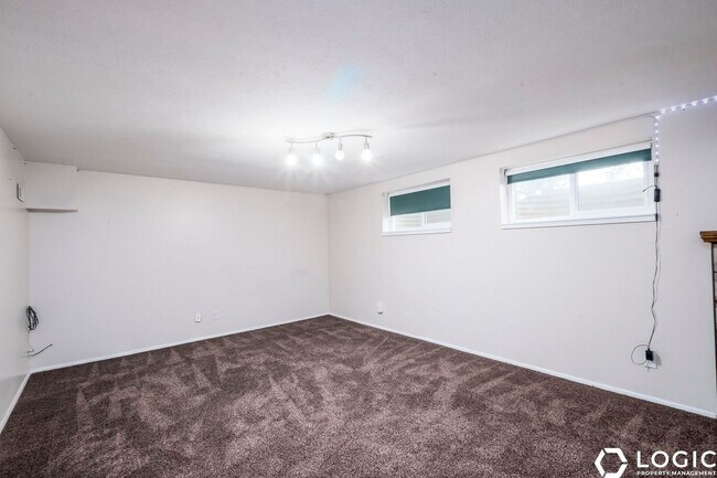 Building Photo - 12055 Cinnamon Ridge Rd