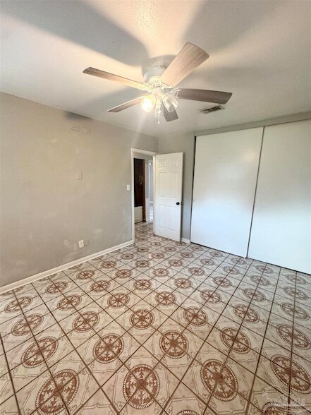 Building Photo - 802 Blue Springs Dr