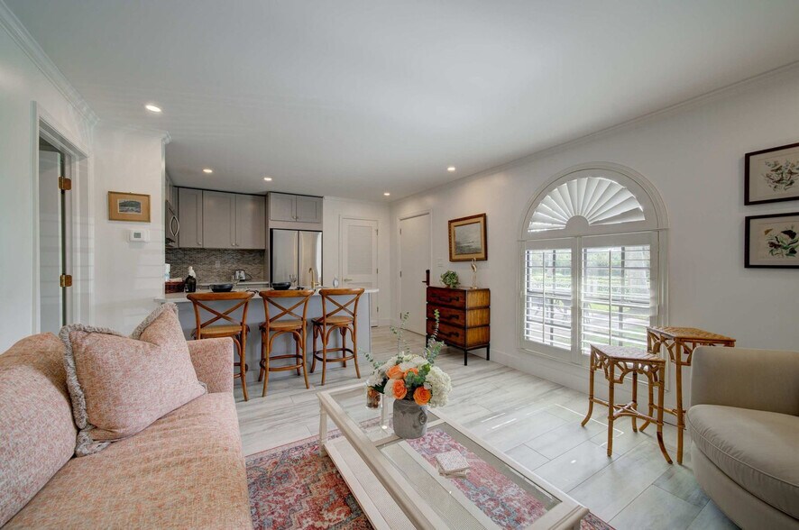 Building Photo - 655 8th Ave S