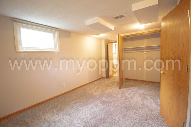 Building Photo - UPDATED 4bedroom Ranch Home!