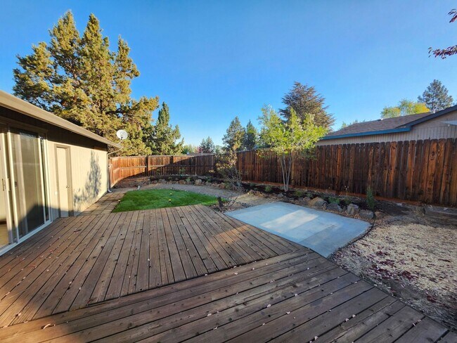 Building Photo - 2858 NE Daggett Ln