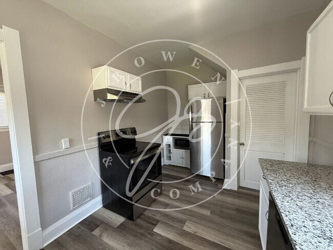 Building Photo - "Charming 3-Bedroom Gem with Granite countertops in West Toledo.
