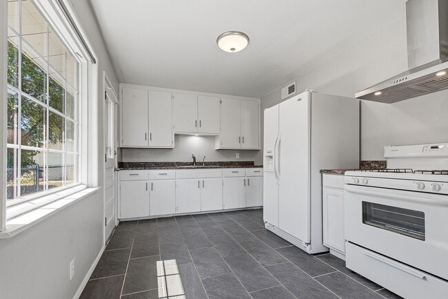 Building Photo - 3 Bedroom 2 Bath Conveniently Located House!