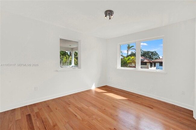 Building Photo - 527 SW 20th Rd