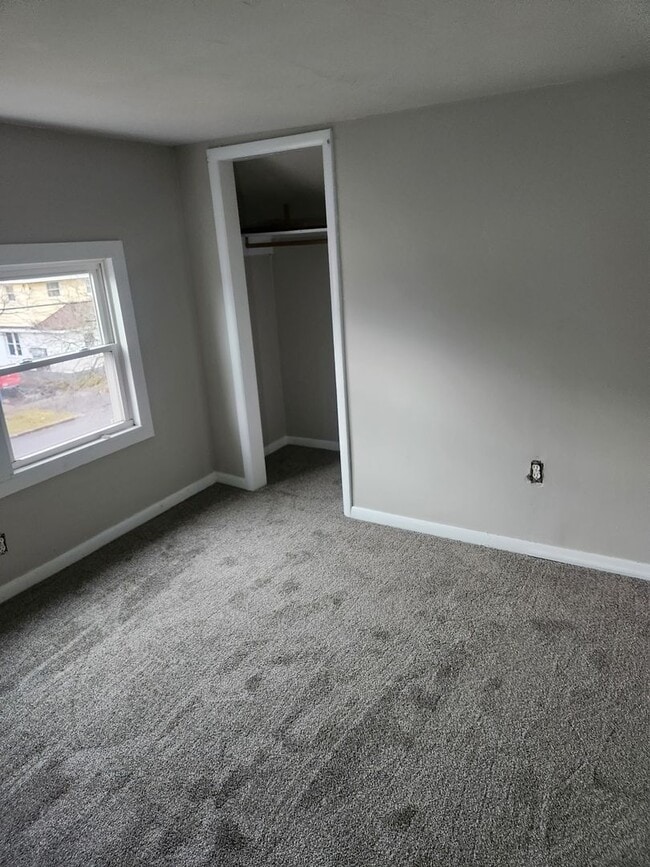 Building Photo - Great 4 bdrm Family Home!!! New carpet & paint!!