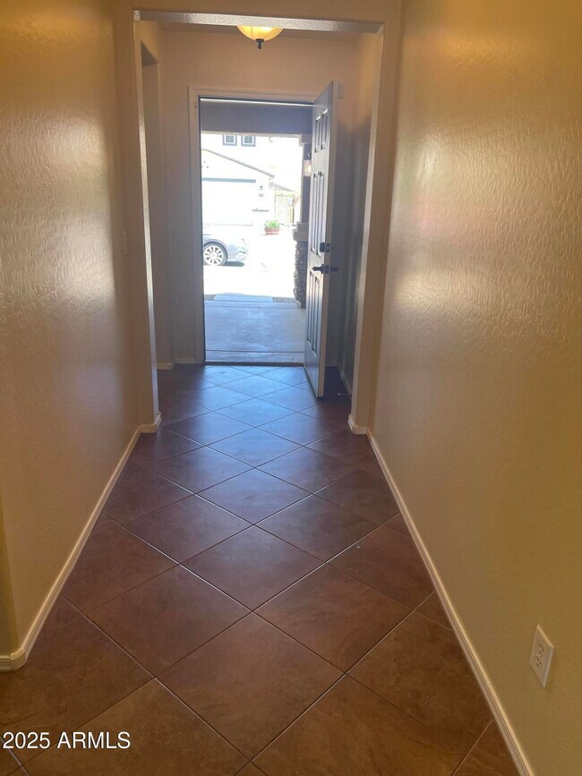 Building Photo - 1437 E Mayfield Dr