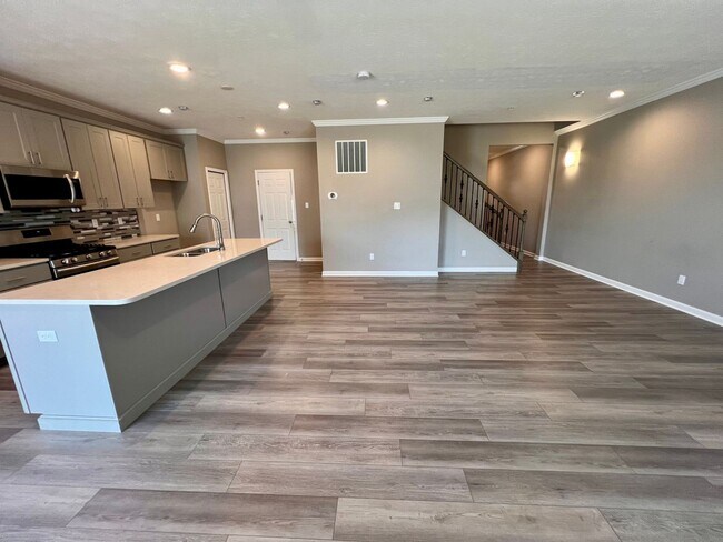 Building Photo - 2105 Canterbury Dr