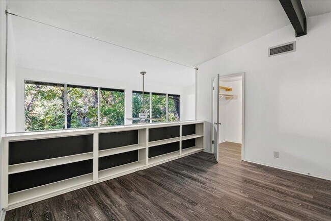 Building Photo - 1304 Mariposa Dr