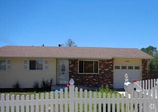 Building Photo - Nice and cozy single story house