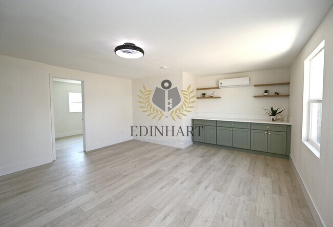 Building Photo - 1584 N Carruth Ave