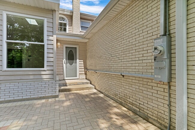 Building Photo - 1206 Lynn Terrace