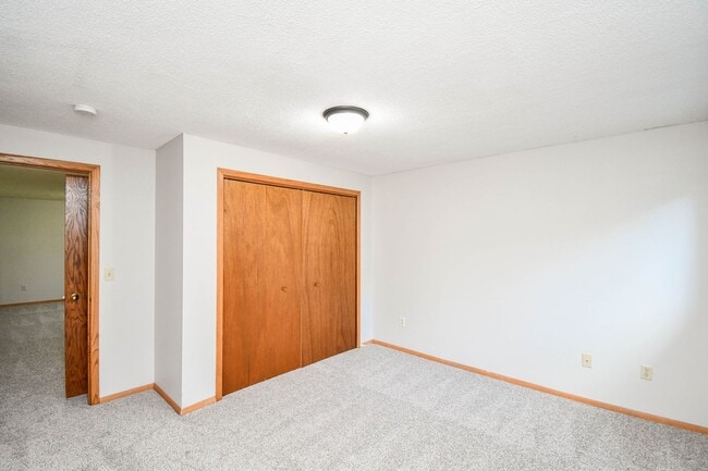 Building Photo - 705 N Montgomery Ct