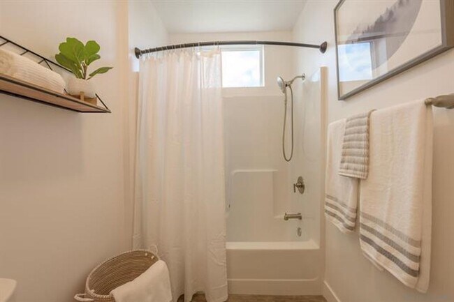 Building Photo - 2 bedroom 2 bath for rent in Escondido.