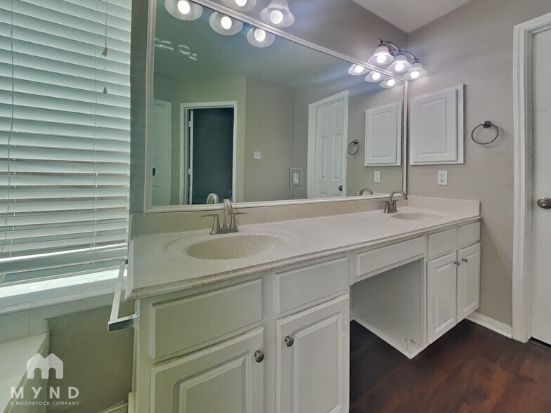 Building Photo - 2131 Crimson Lake Ln