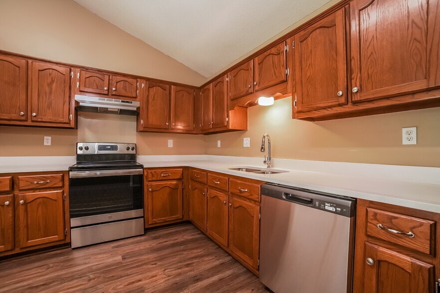 Building Photo - 10674 Oak Leaf Dr