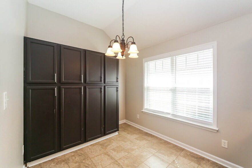 Building Photo - 7333 Green Ash Dr