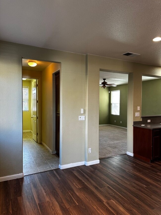 Building Photo - $1497.50 off first full months rent