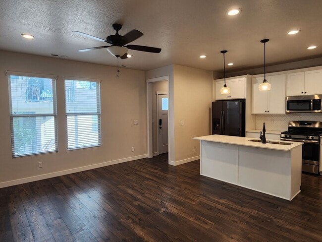 Building Photo - Great 3 Bd 2 Ba Townhome 2 Car Garage