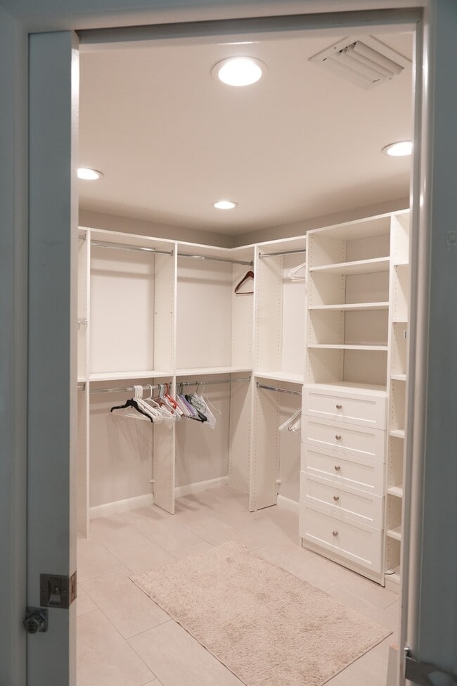 Building Photo - 2412 Clematis St