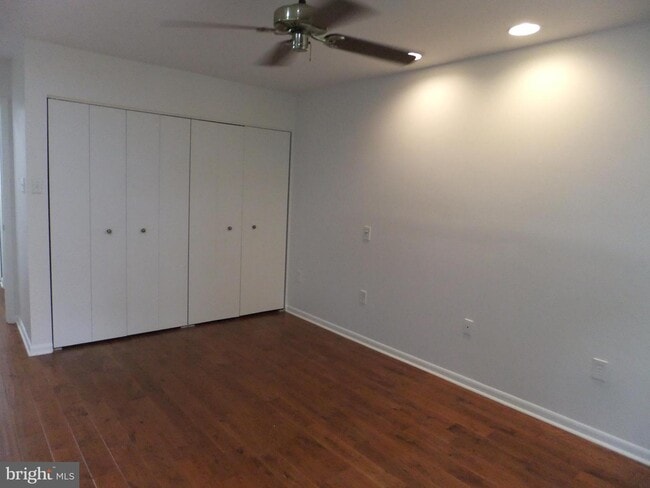 Building Photo - 1650 Oakwood Dr