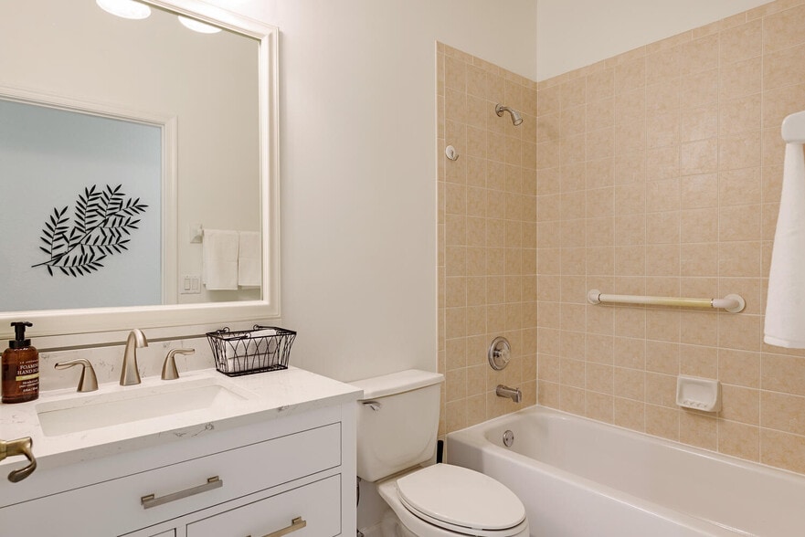 hallway bathroom - 7123 Blue Juniper Ct