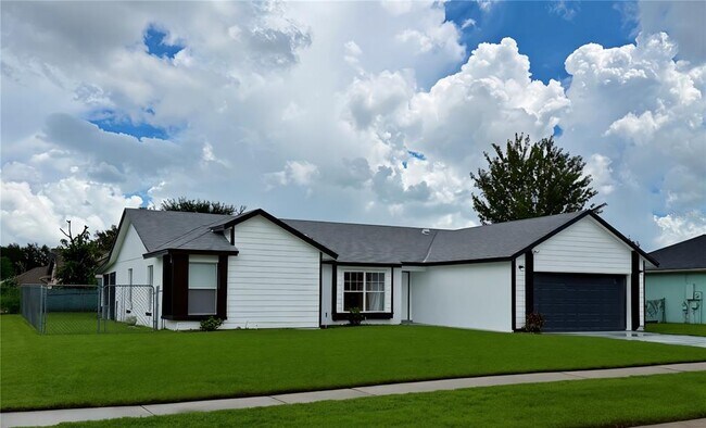 Building Photo - 303 Silk Oak Dr