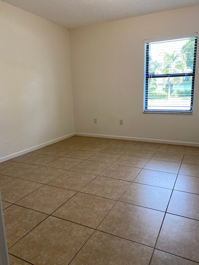 Building Photo - 1098 Crassula Ct