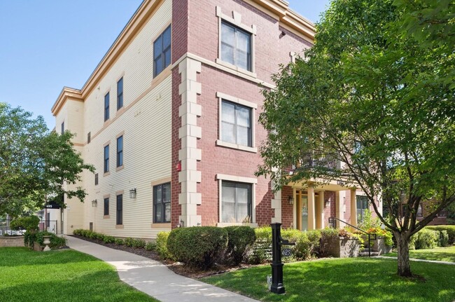 Primary Photo - 1 BR/1 BA Crocus Hill Charmer!