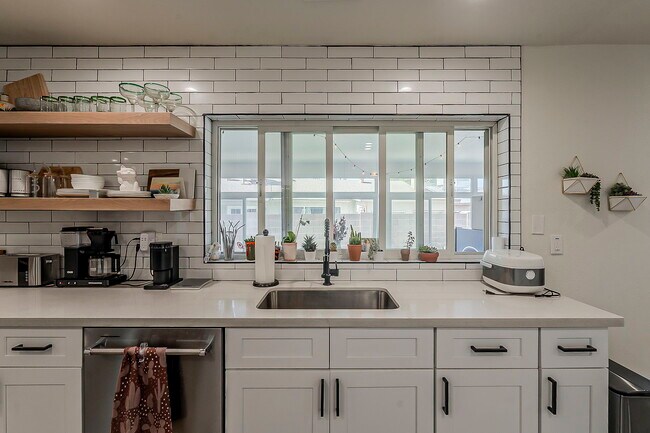 Building Photo - 2163 S Las Flores